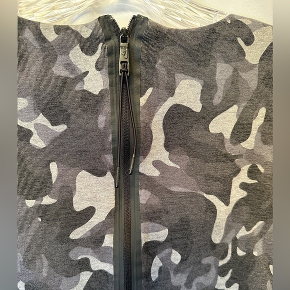 Nike Women's Medium Tech Fleece Sweatshirt Camo Crew Top Thermal Zip Back - Picture 11 of 11